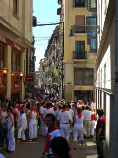 800px-Pamplona_Sanfermines_Calle_San_Nicolas.JPG